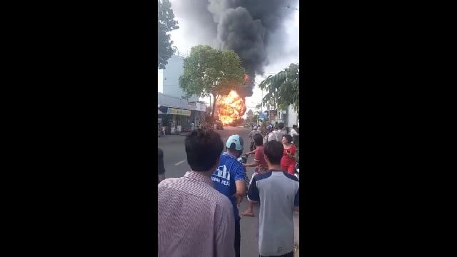 Cháy xe bồn chở xăng - Cai Lậy, Tiền Giang (2)