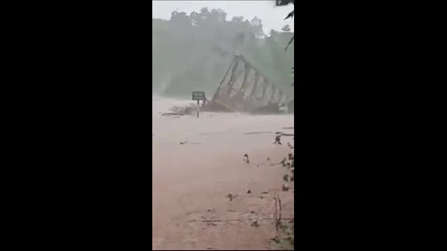 Cây cầu ở Kontum bị cuốn trôi