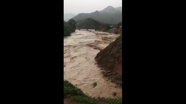 Nước lũ trên sông chảy qua huyện Nam Trà My (Quảng Nam)