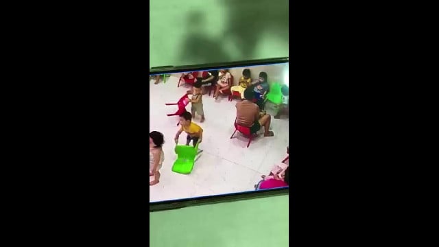 Clip bé trai 3 tuổi bị cô giáo hất cùi chỏ vào mặt - Quảng Nam