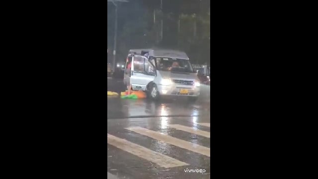 Nhóm du khách vứt áo mưa xuống đường tại Phú Quốc