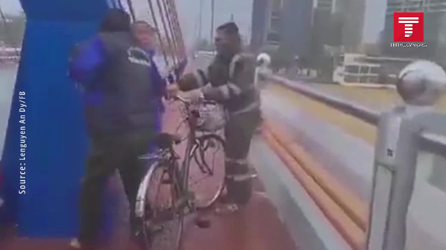 Cứu người đàn ông đạp xe qua cầu sông Hàn trong bão số 9
