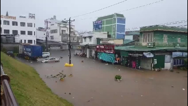 Bảo Lộc mưa lớn, phố biến thành sông